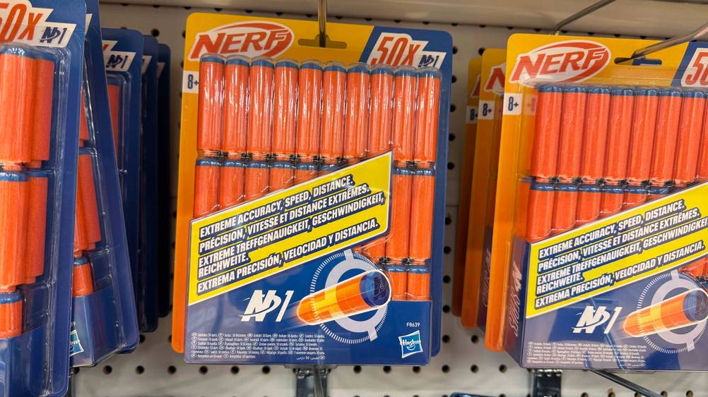 Mehrere Packungen der getesteten Nerf-Pfeile hängen in einem Verkaufsregal.