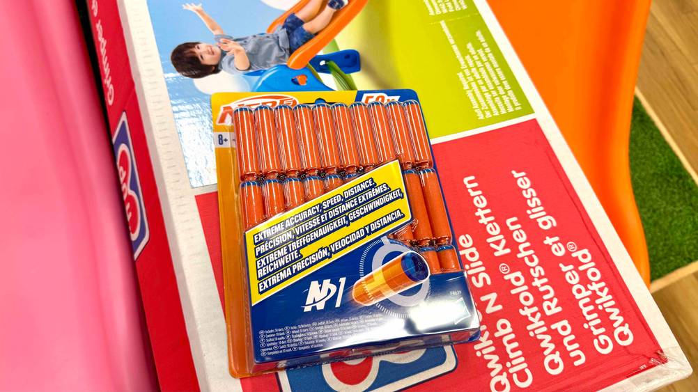 Getestet: Eine Packung Nerf-Pfeile liegt auf einem Karton.