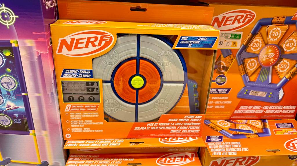 Mehrere Nerf-Zielscheibes stehen zum testen in einem Regal.