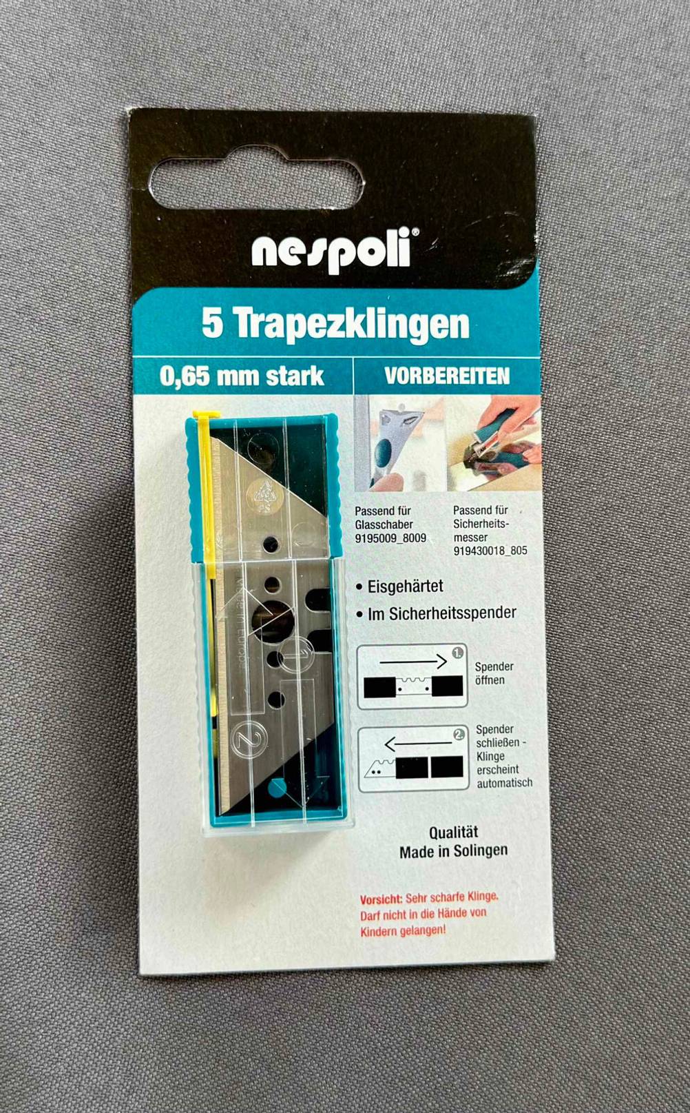 Auf einer grauen Oberfläche liegt die 5-Stück-Packung mit den Trapezklingen im Test.