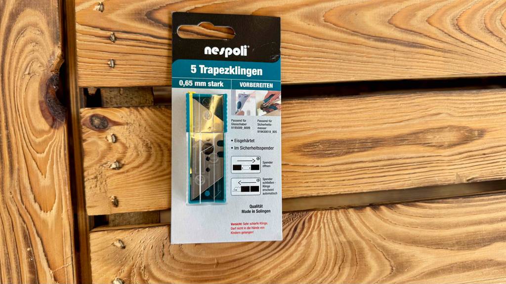 Getestet: Die Trapezklingen in der 5-Stück-Packung liegen auf einer Holzkiste.