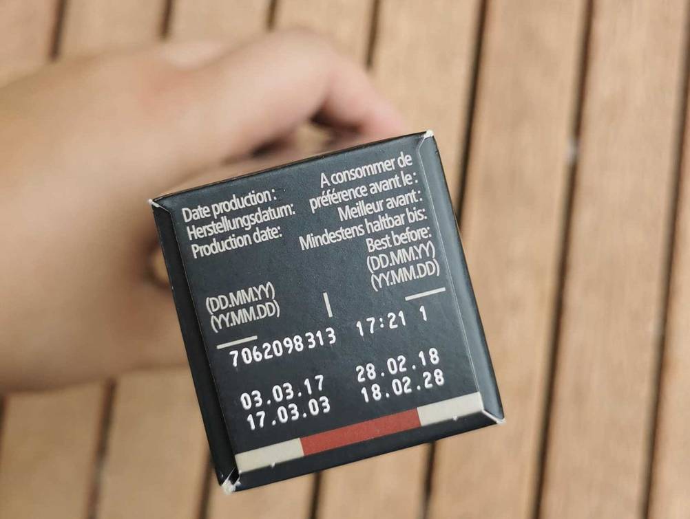 Im Test: Stirnseite einer Packung entkoffeinierten Kaffees auf einem Holztisch.