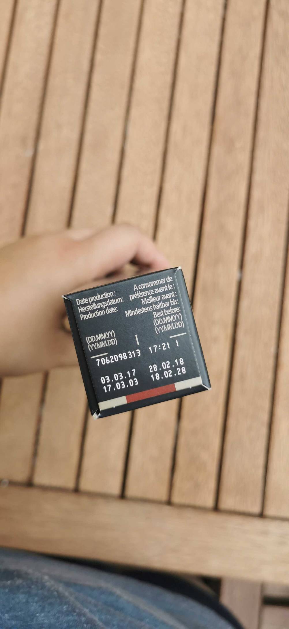 Im Test: Stirnseite einer Packung entkoffeinierten Kaffees auf einem Holztisch.