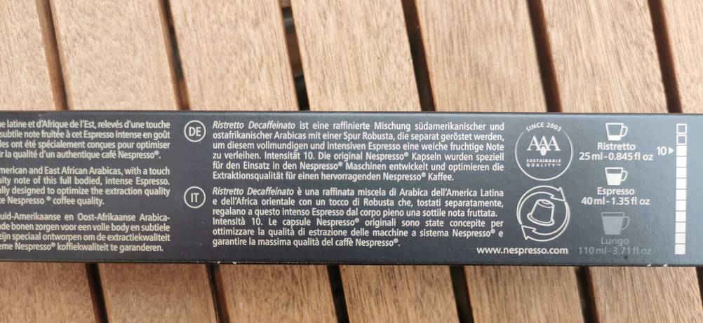 Nahaufnahme der Rückseite einer Packung entkoffeinierten Kaffees im Test.