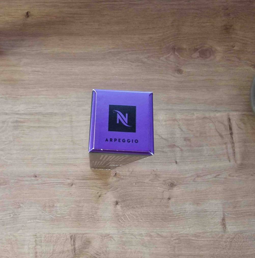 Im Test: Kopfseite einer Packung Nespresso-Kapseln mit Logo.