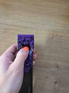 Nespresso-Kapseln getestet: Eine Hand öffnet mit dem Daumen eine Packung.