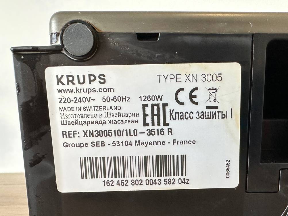 Nahaufnahme der Informationen auf einem Aufkleber auf der Unterseite der Nespresso-Maschine im Test.