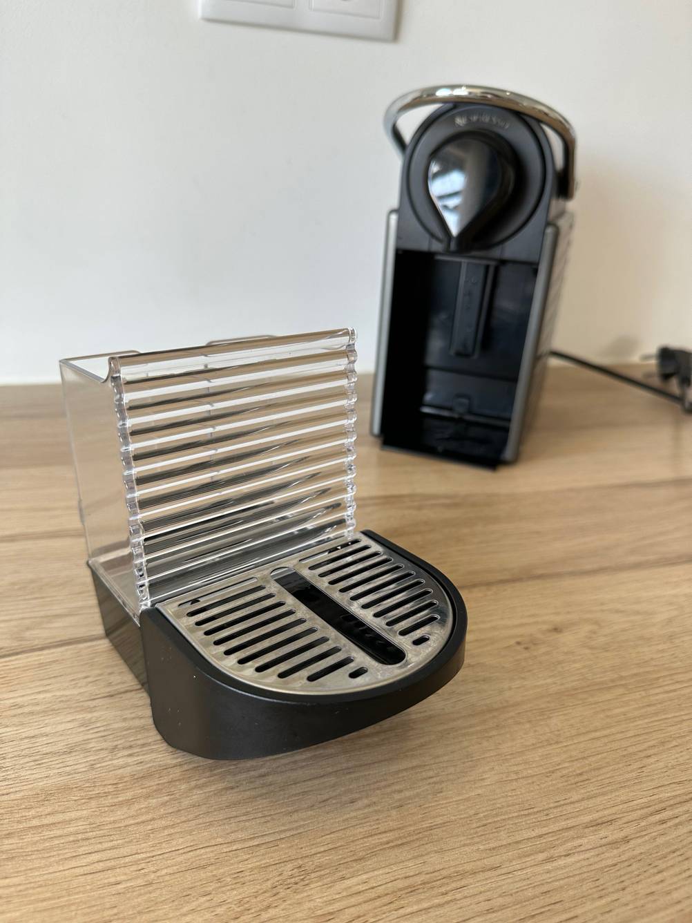 Der Auffangbehälter einer getesteten Nespresso-Maschine im Fokus.