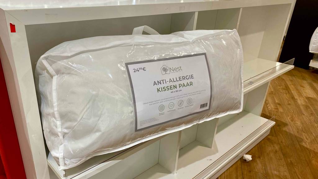 Allergiker-Kopfkissen-Test: Verpacktes Kopfkissen steht im Regal.
