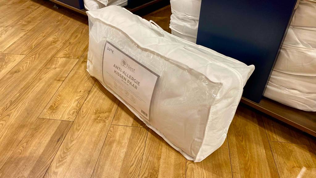 Allergiker-Kopfkissen im Test: Verpacktes Kopfkissen steht auf dem Boden.