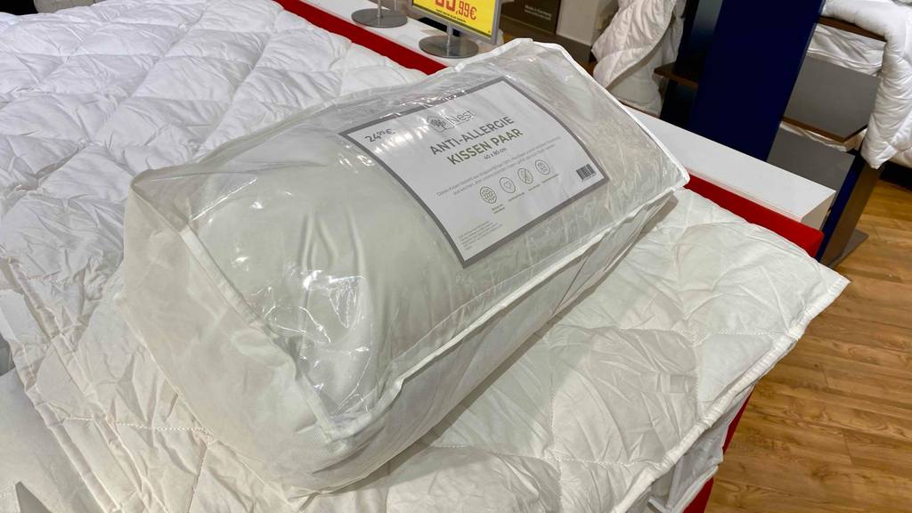Test von Allergiker-Kopfkissen: Verpacktes Kissen liegt auf dem Bett.