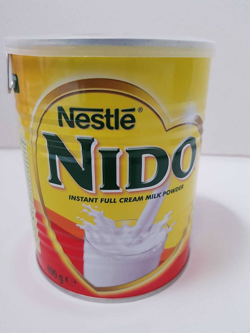 Milchpulver getestet: Eine Dose von vorne mit Logo auf einer hellen Fläche.