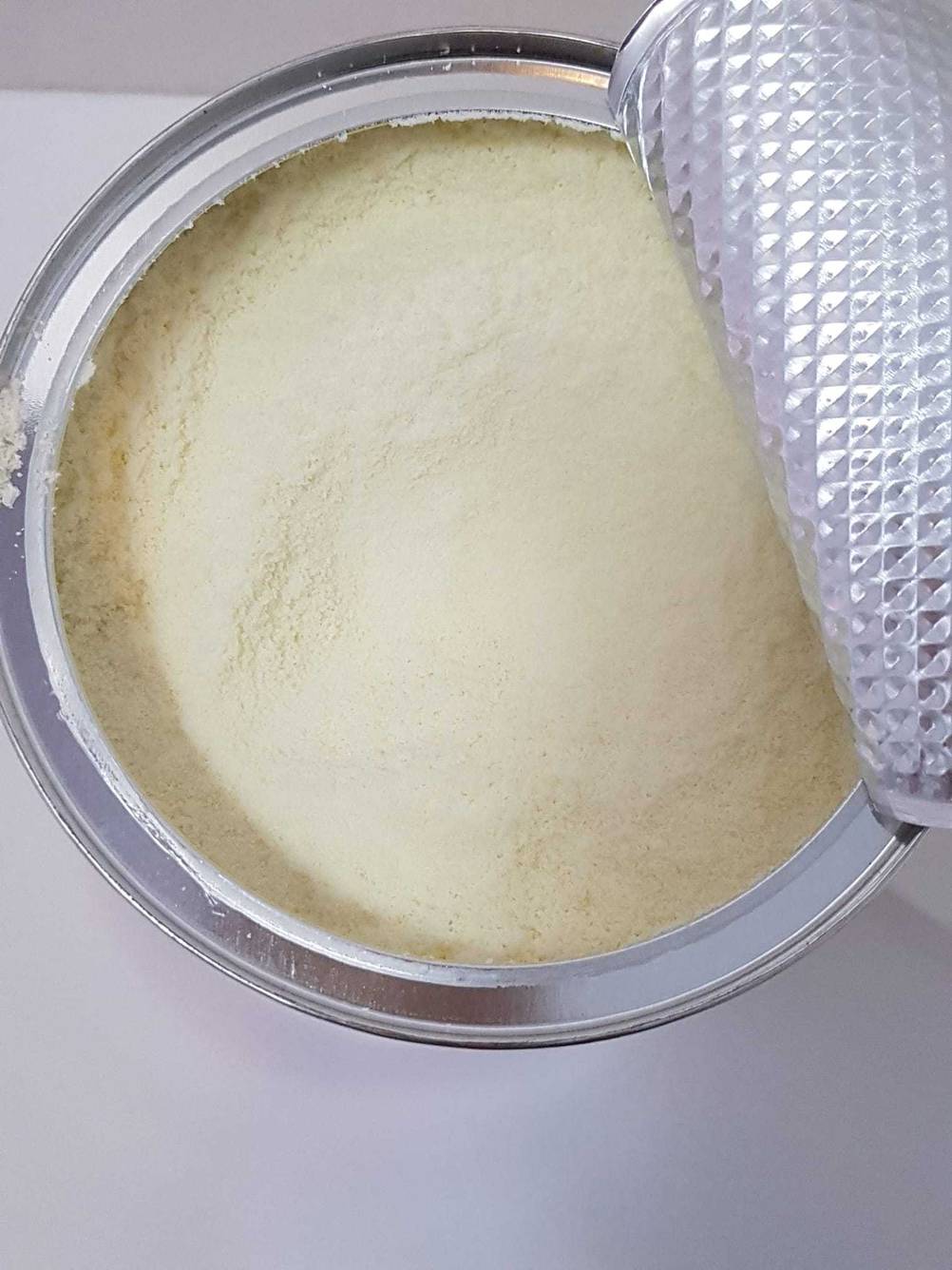 Nahaufnahme der geöffneten Dose Milchpulver im Test von oben.