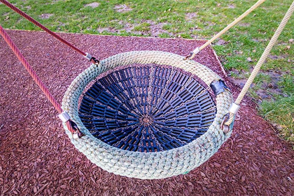 Nestschaukel (120 cm) im Test: Über einem Untergrund mit Hackschnitzeln.