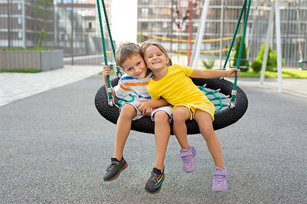 Nestschaukel (120 cm) im Test: Zwei Kinder in einer Nestschaukel.