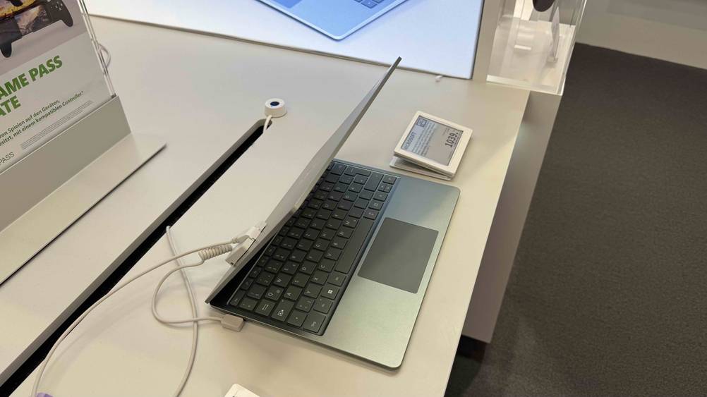 Auf einer hellen Fläche steht ein leicht zugeklapptes Netbook im Test mit Preisangabe.
