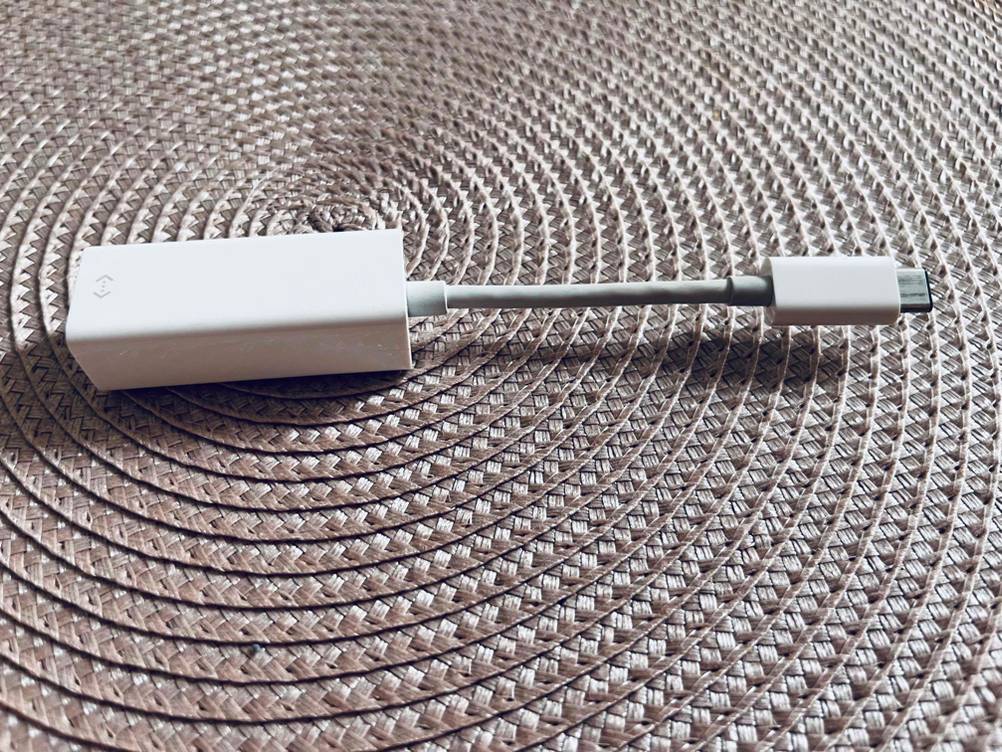 Ein getesteter Netzwerkadapter der Marke Belkin befindet sich auf dem Boden. 