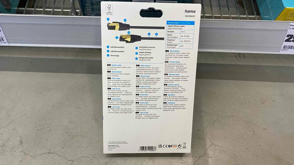Ein Cat-8-Netzwerkkabel im Test: Rückseite von einer Verpackung mit Warnhinweisen zu einem Cat-8-Netzwerkkabel.