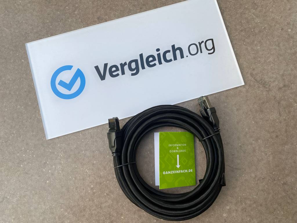 Kabel aufgerollt vor Vergleich.org-Werbung