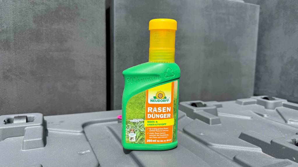 Flüssiger Rasendünger getestet: Auf der Flasche ist der Recyclinghinweis eingestanzt.