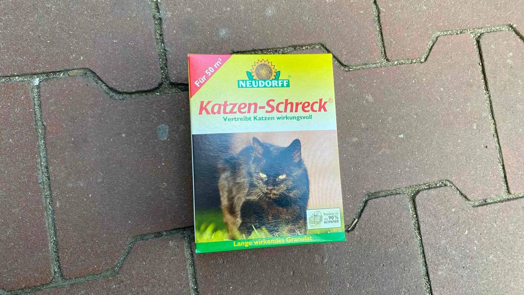 Im Test: Eine Packung Katzenschreck von Neudorff liegt auf Pflastersteinen.