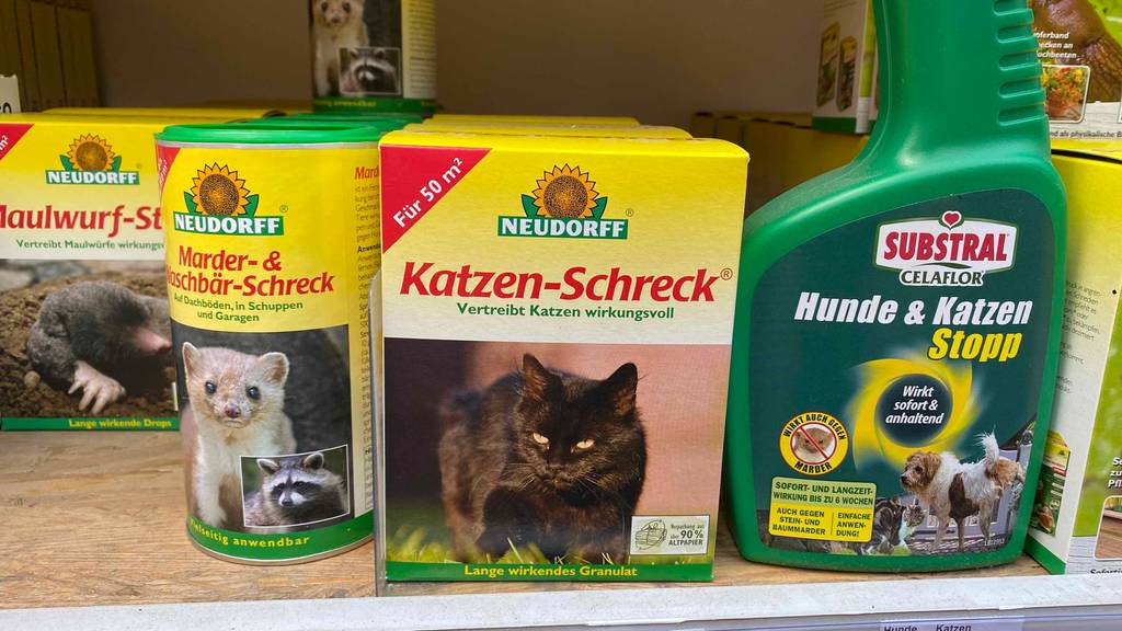Im Test: Katzenschreck von Neudorff steht neben anderen Produkten in einem Regal.