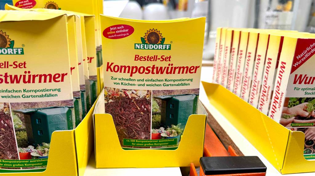 Kompostwürmer im Test: Mehrere verschiedene Packungen stehen neben- und hintereinander in einem Regal.