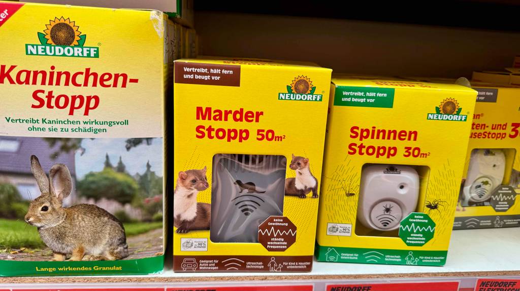 Originalverpackungen inklusive getestetem Marderschreck stehen in einem Verkaufsregal neben weiteren Tiervertreiber-Produkten.