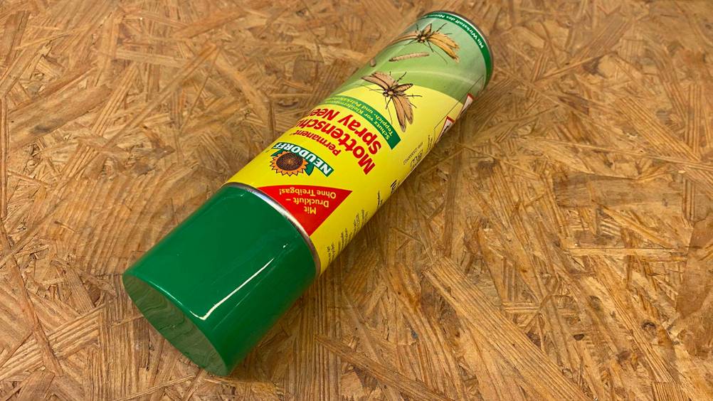 Mottenspray getestet: Nahaufnahme des Deckels einer Dose.
