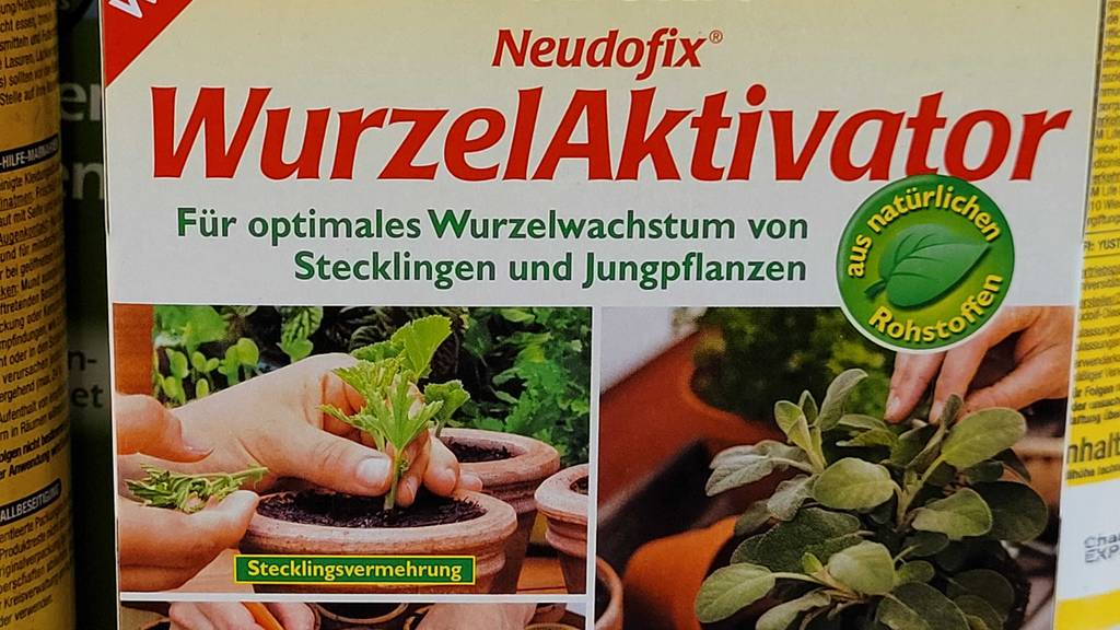 Bewurzelungspulver im Test: Auf der Verpackung steht der Hersteller und die Bezeichnung.