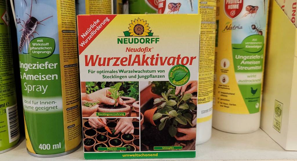 Im Test: Eine Packung Bewurzelungspulver steht zwischen anderen Produkten in einem Regal.