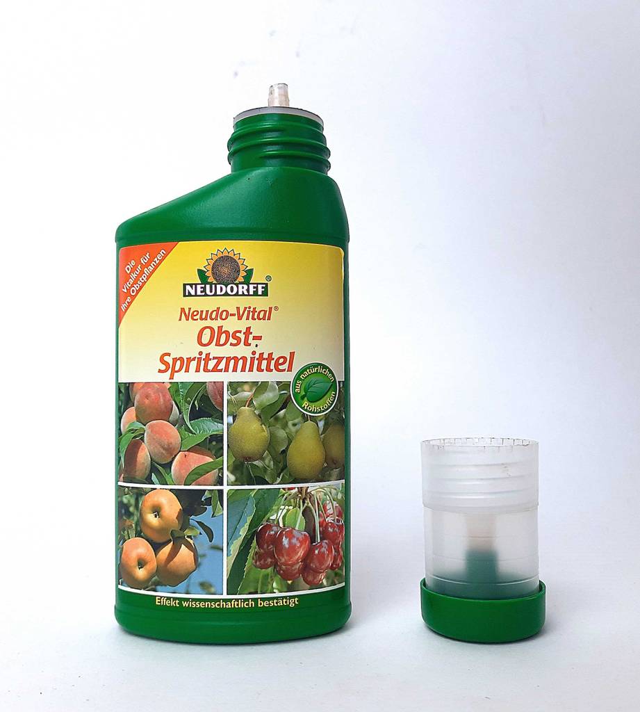 Die Messkappe steht neben der geöffneten Flasche getestetes Pflanzenschutzmittel.