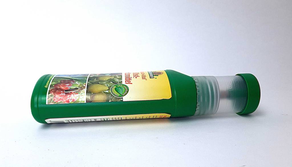 Eine Flasche getestetes Pflanzenschutzmittel liegt auf einer weißen Fläche.