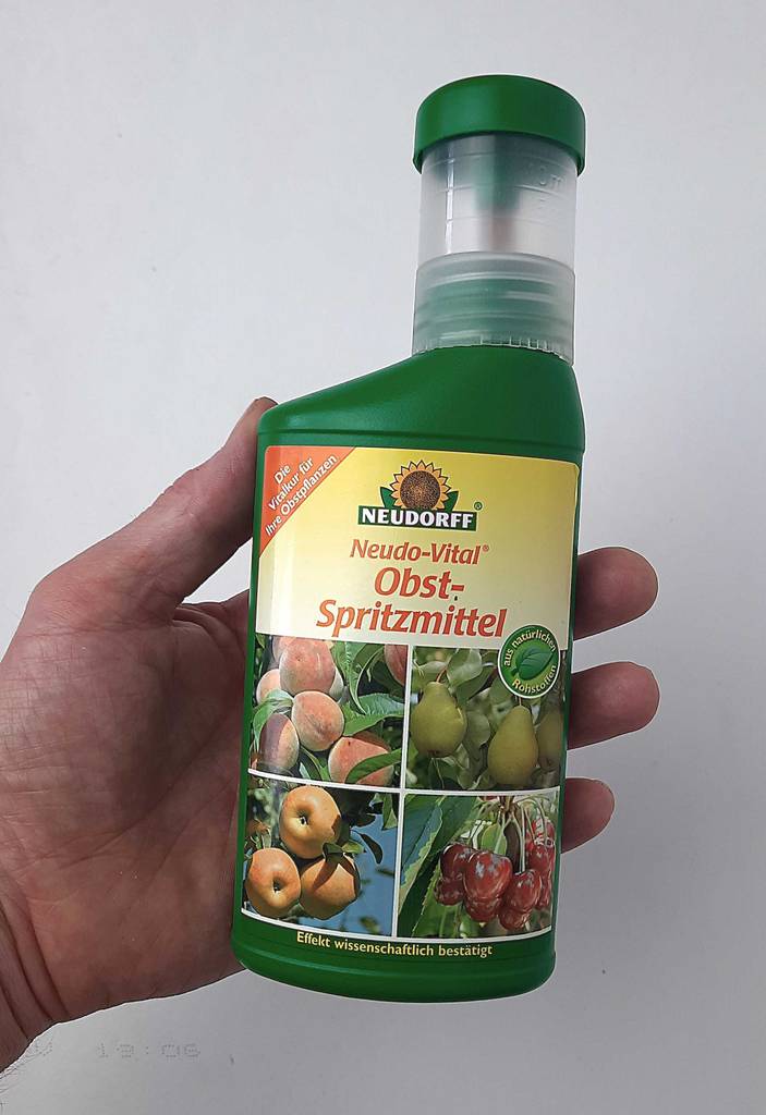 Im Test: Eine Hand hält eine Flasche Pflanzenschutzmittel.