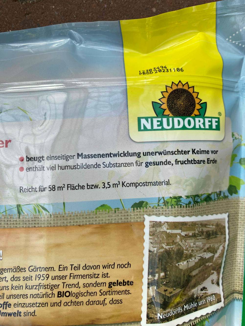 Im Test: Nahaufnahme der Rückseite mit Logo einer Packung Kompostbeschleunigers.