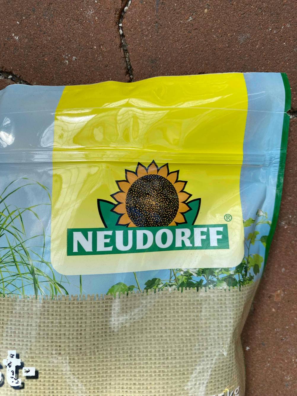 Im Test: Nahaufnahme des Logos einer Packung Kompostbeschleunigers.