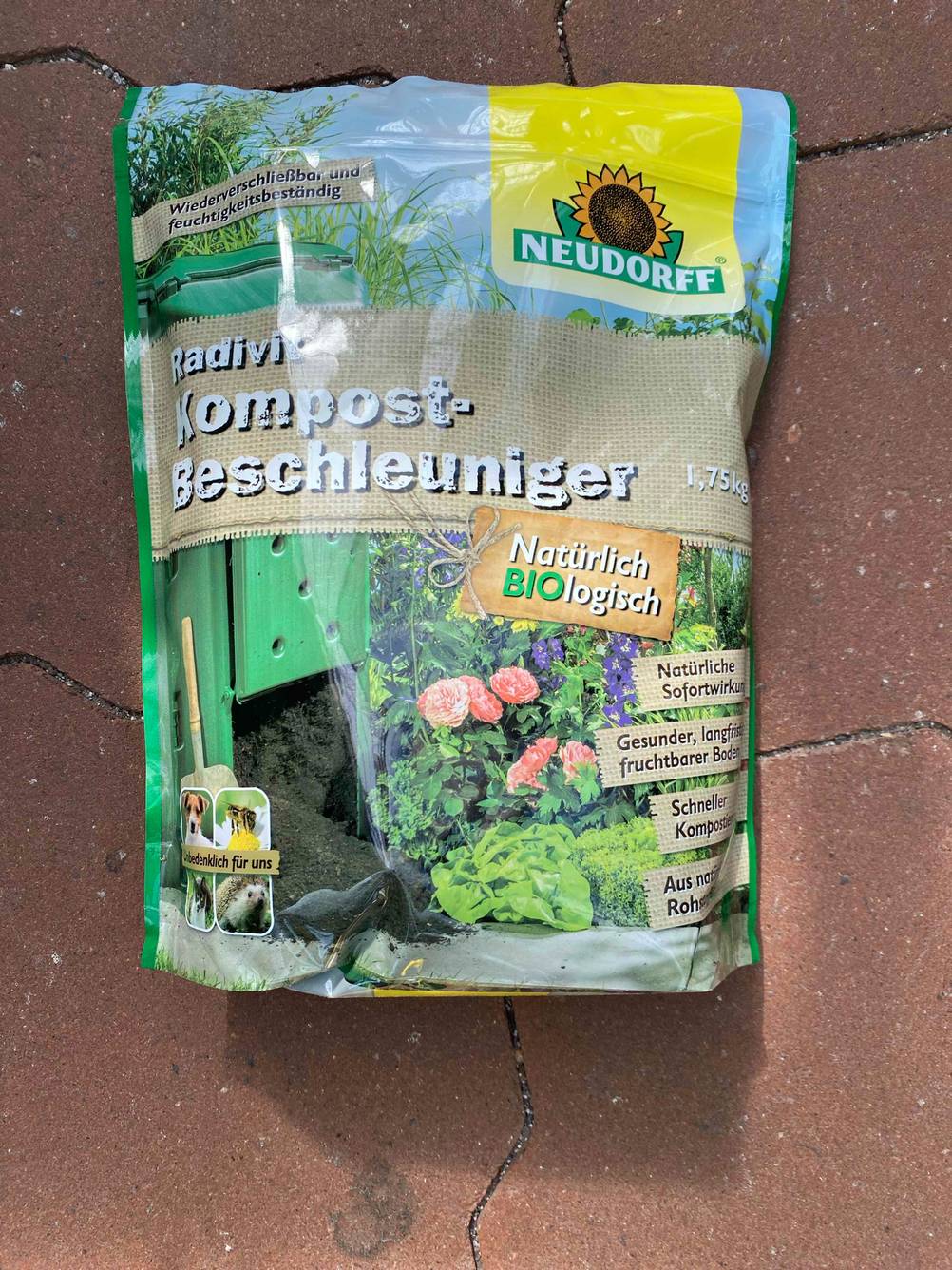 Kompostbeschleuniger-Test: Eine Packung liegt auf einem Steinboden.