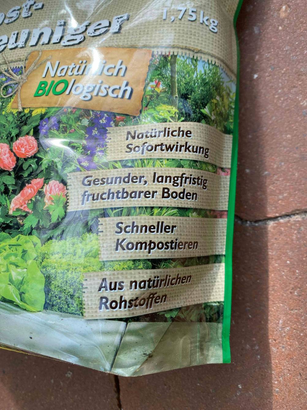 Kompostbeschleuniger getestet: Nahaufnahme von Infoaufdrucken auf der Vorderseite einer Packung.