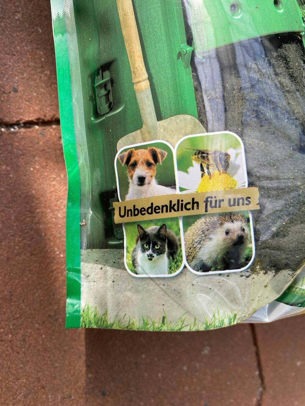 Nahaufnahme einer Infografik auf der Vorderseite einer Packung Kompostbeschleuniger im Test.