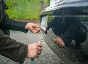 altes kennzeichen am auto abmontieren