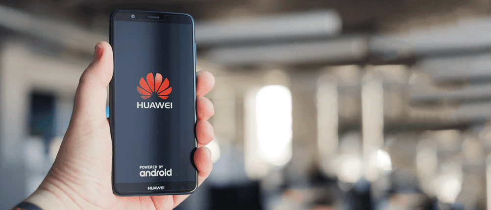Hand mit dem Huawei P Smart