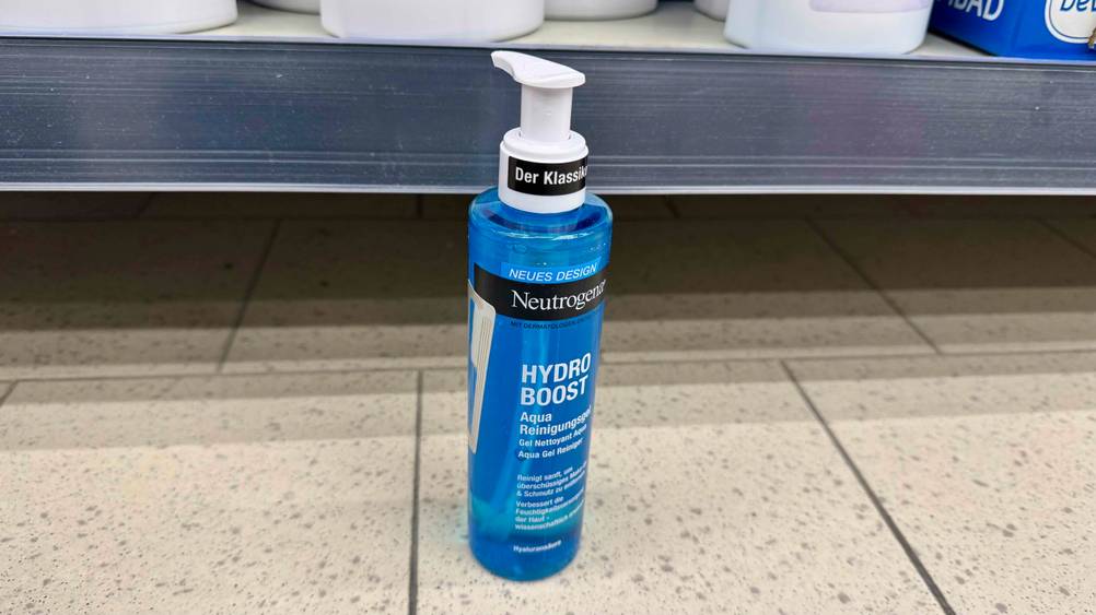 Vor einem Regal steht eine Neutrogena-Gesichtsreinigung im Test am Boden.