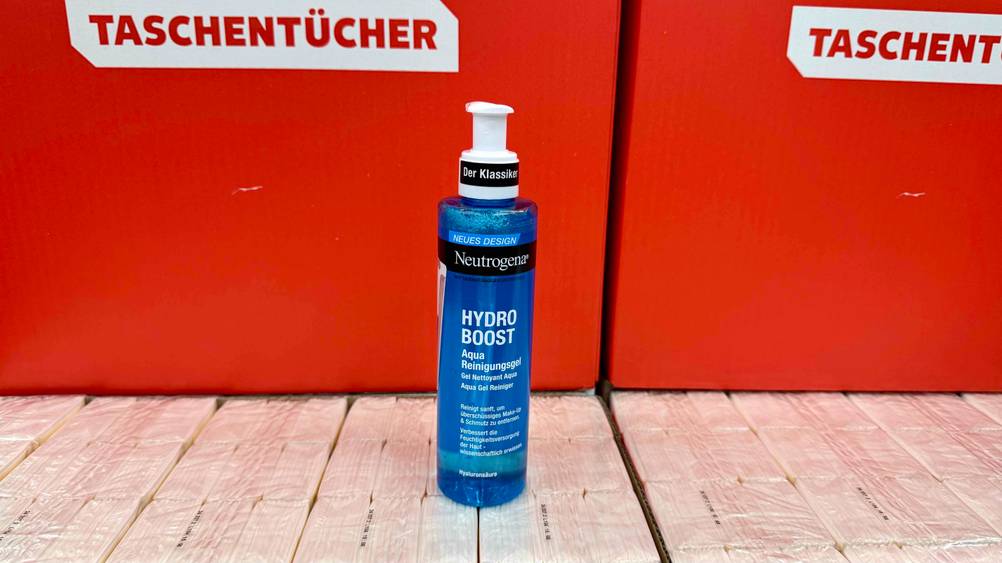 Eine Flasche der getesteten Neutrogena-Gesichtsreinigung vor einem roten Karton.