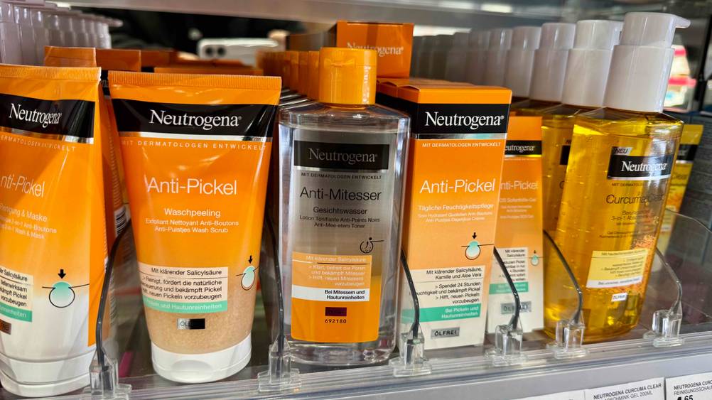 In einem Verkaufsregal stehen mehrere Flaschen des Neutrogena-Gesichtswassers im Test neben anderen Produkten.