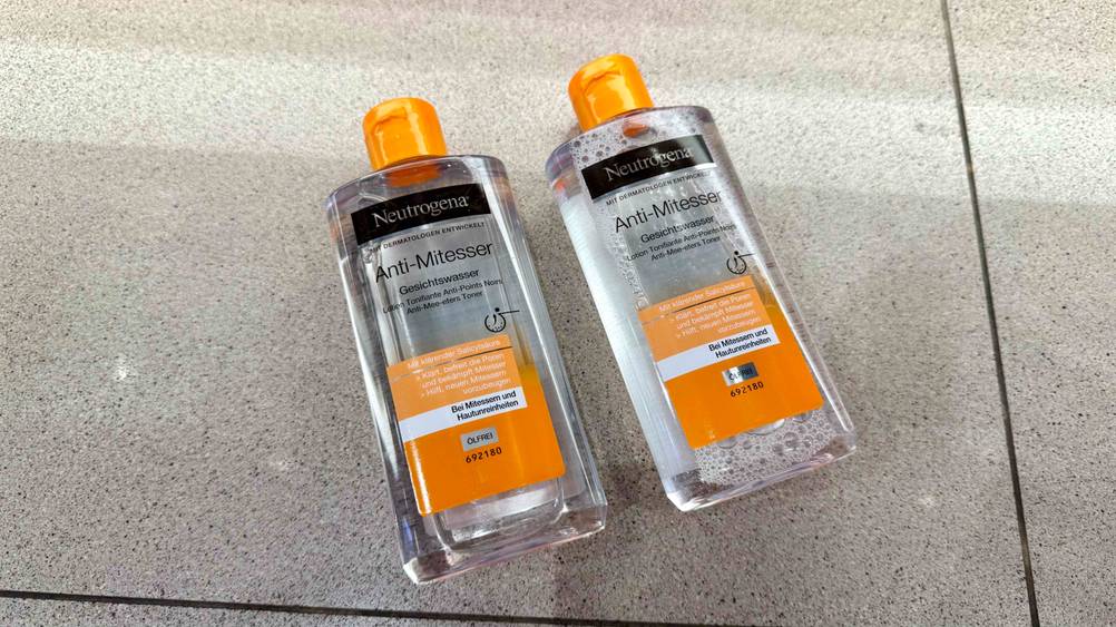 Neutrogena-Gesichtswasser-Test: Zwei Flaschen nebeneinder auf dem Boden liegend.