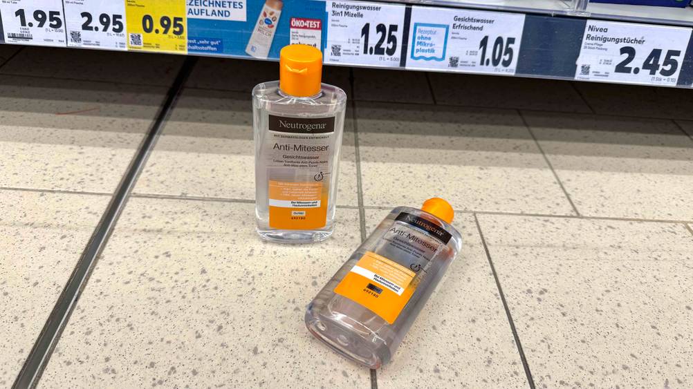 Vor einem Verkaufsregal befinden sich zwei Flaschen des Neutrogena-Gesichtswasser im Test, eine stehend, eine liegend.