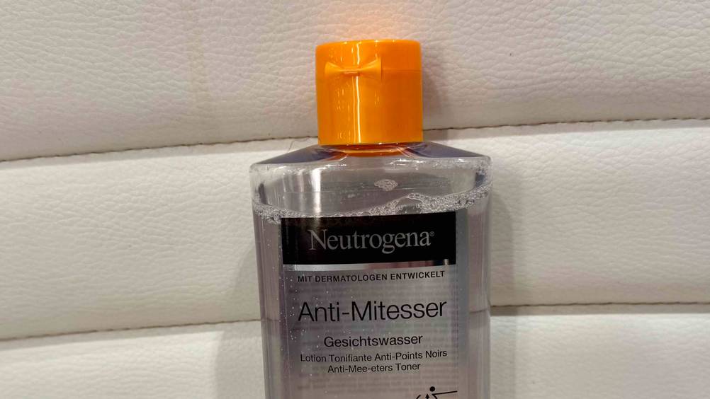 Neutrogena-Gesichtswasser getestet: Nahaufnahme der Vorderseite der Flasche mit Logo und Artikelbezeichnung.