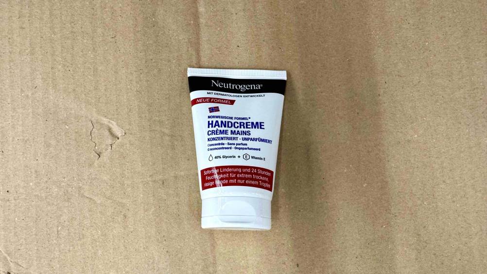 Auf einem Karton liegt eine Neutrogena-Handcreme im Test.
