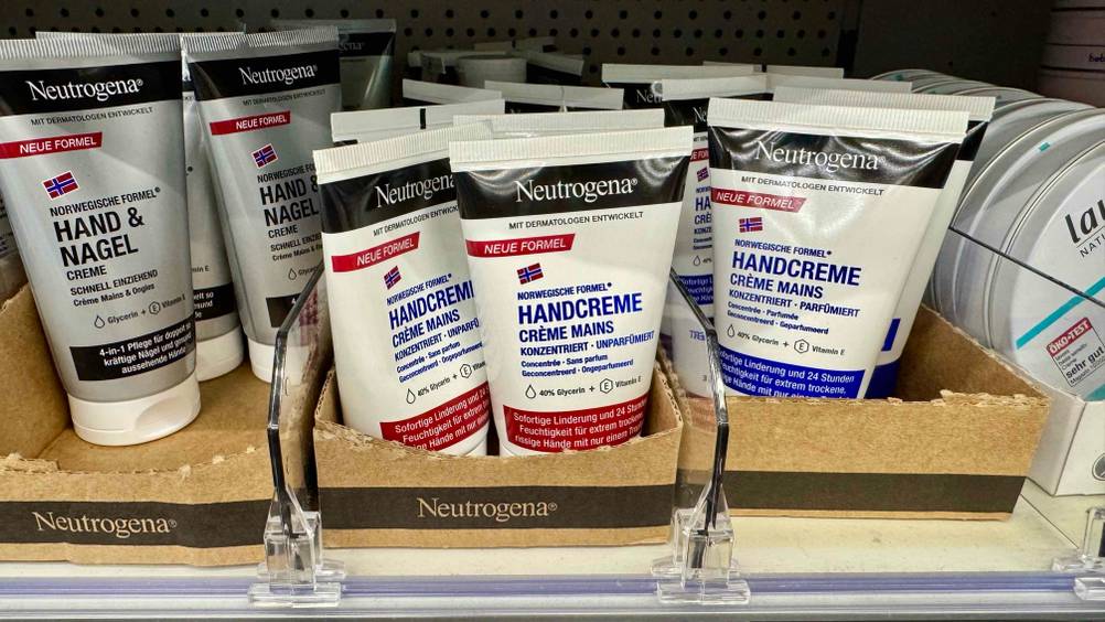 Neutrogena-Handcreme getestet: Mehrere Tuben stehen in einem Verkaufsregal neben anderen Sorten.