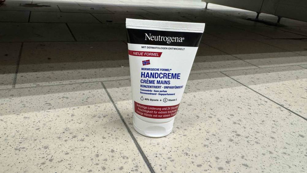 Eine getestete Neutrogena-Handcreme steht auf dem Boden.